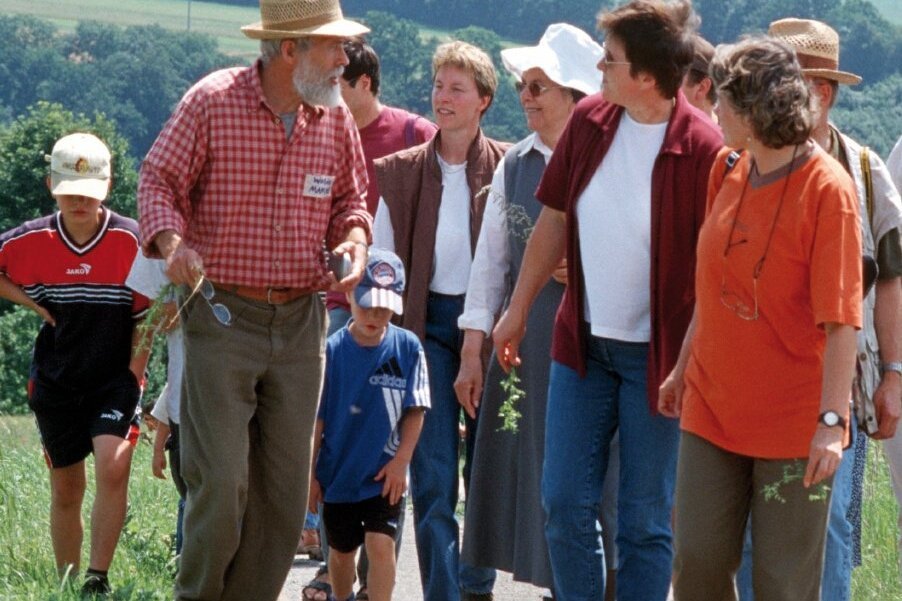 Besuchergruppe auf einem Feld. Klick führt zu Großansicht im neuen Fenster.