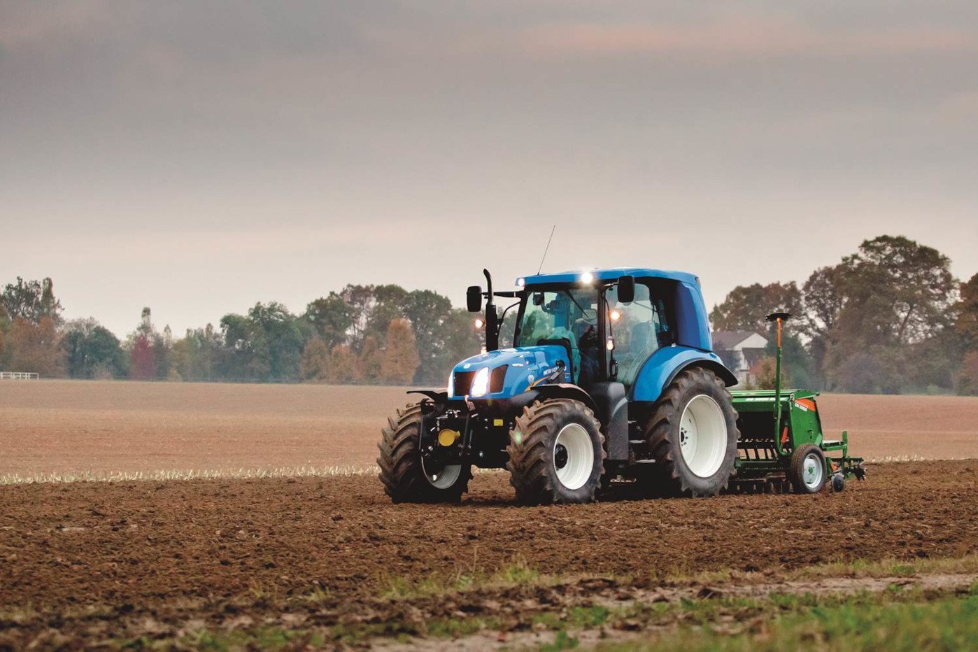 Traktor auf dem Feld im Einsatz. Klick führt zu Großansicht.