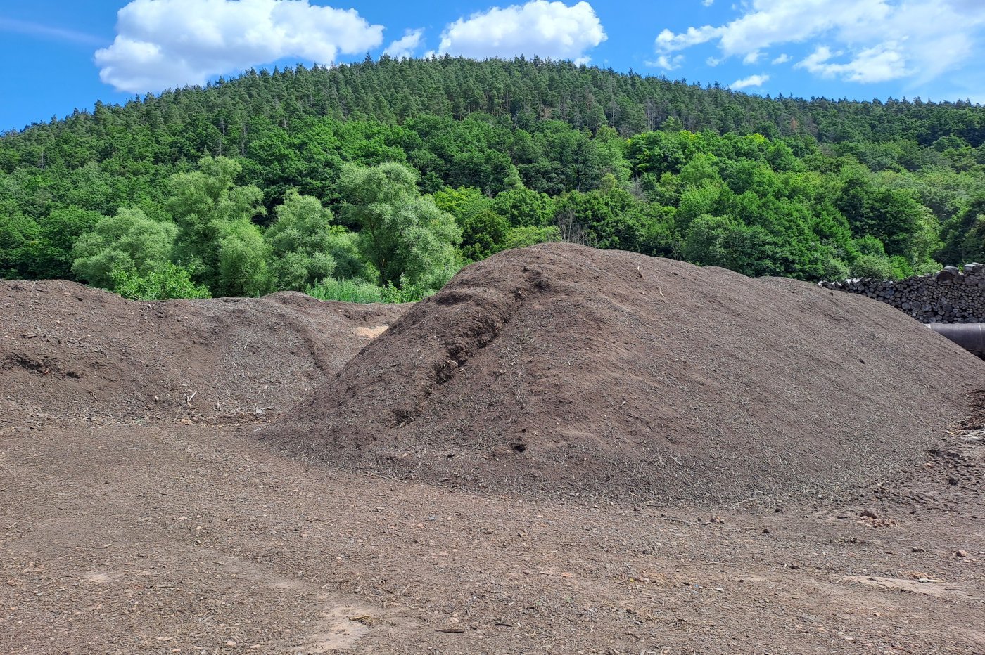 Kompostberge auf einem Feld.