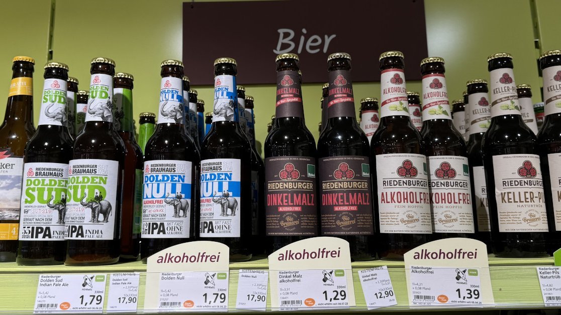 Verschiedene Bio-Bierflaschen im Regal