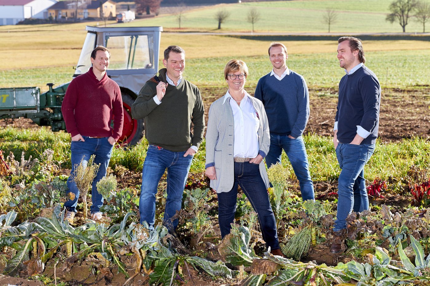 Simon, Daniel, Inge, Christian und Dominik Tress (von links nach rechts) stehen auf einem Feld