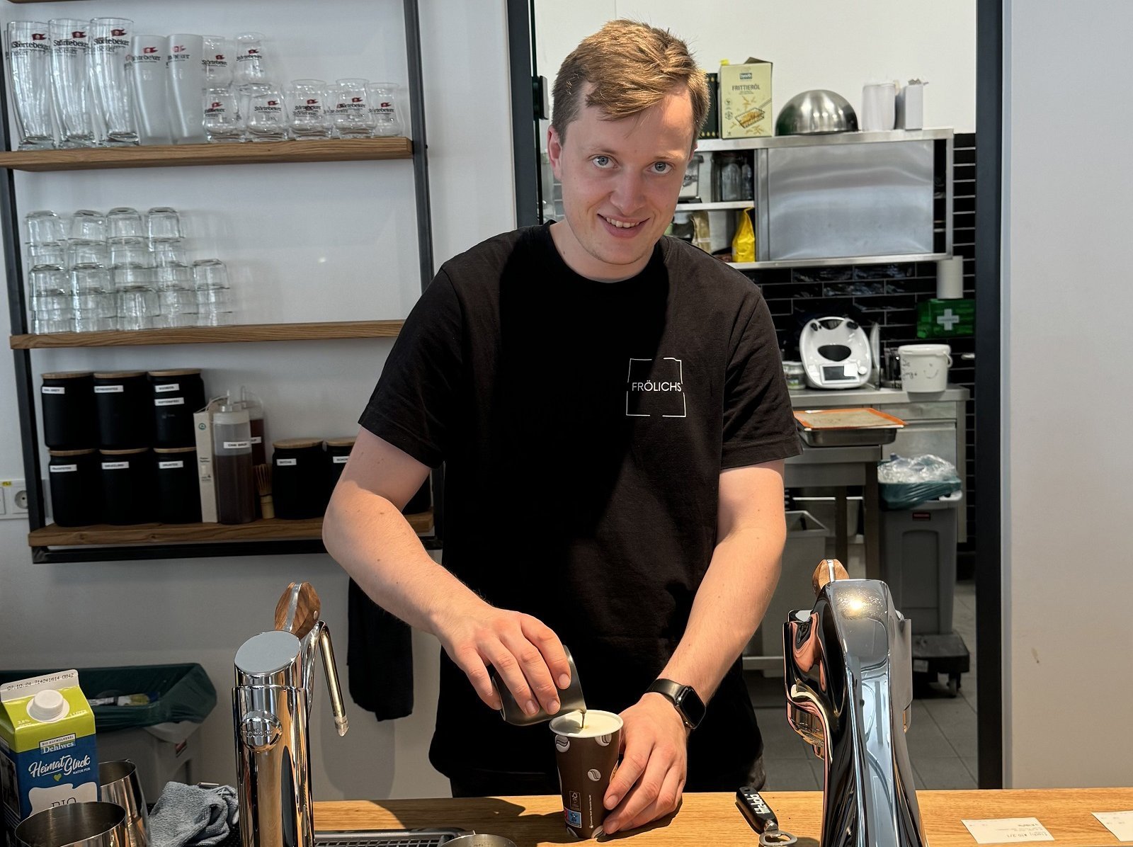 Joscha Frölich macht Kaffee. Klick führt zu Großansicht in neuem Fenster.