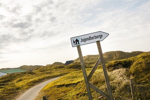 Schild auf Norderney zur Jugendherberge. Klick führt zu Großansicht im neuen Fenster. 