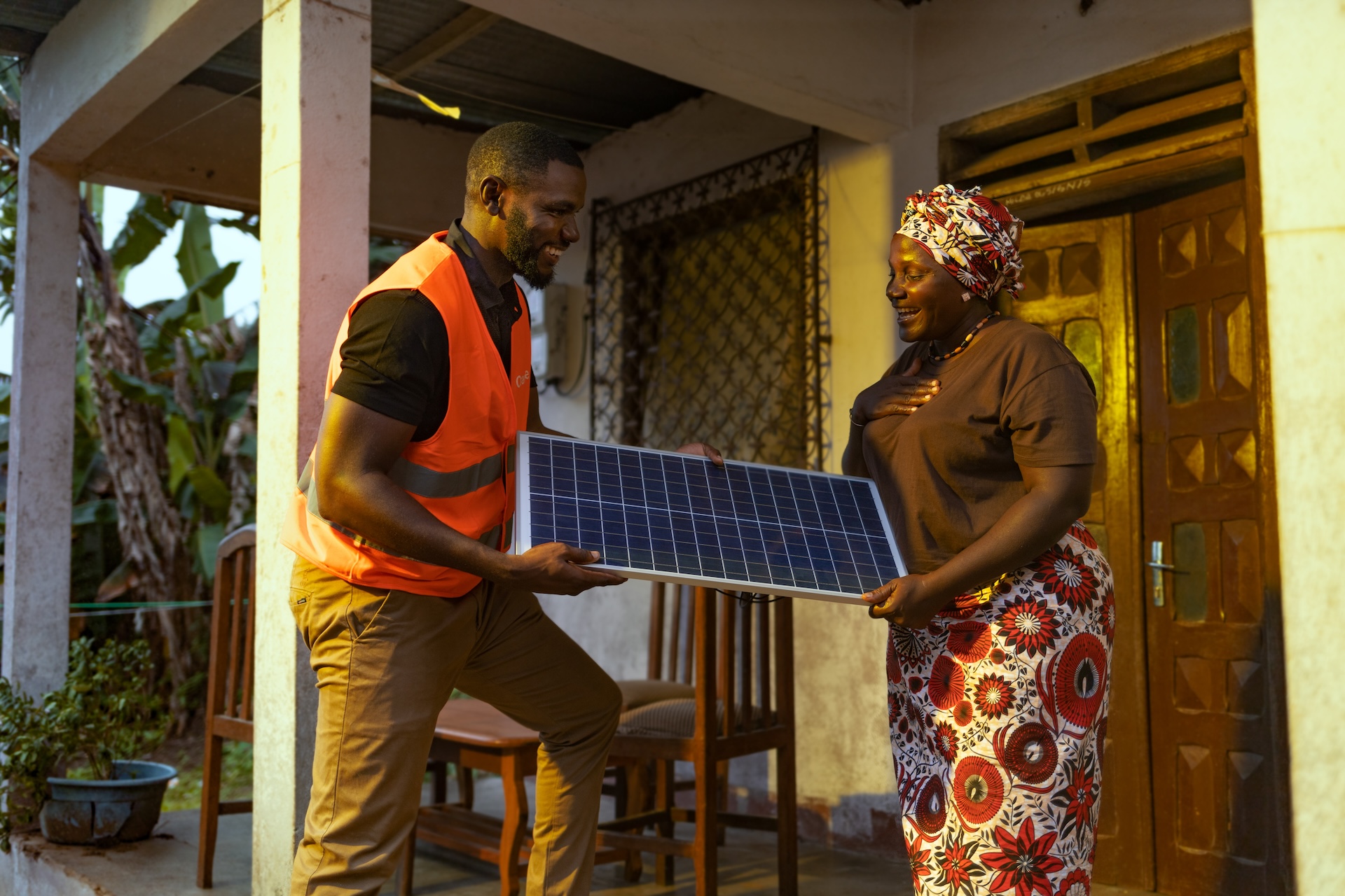 Photo d'un homme donnant un photovoltaïque à une femme 