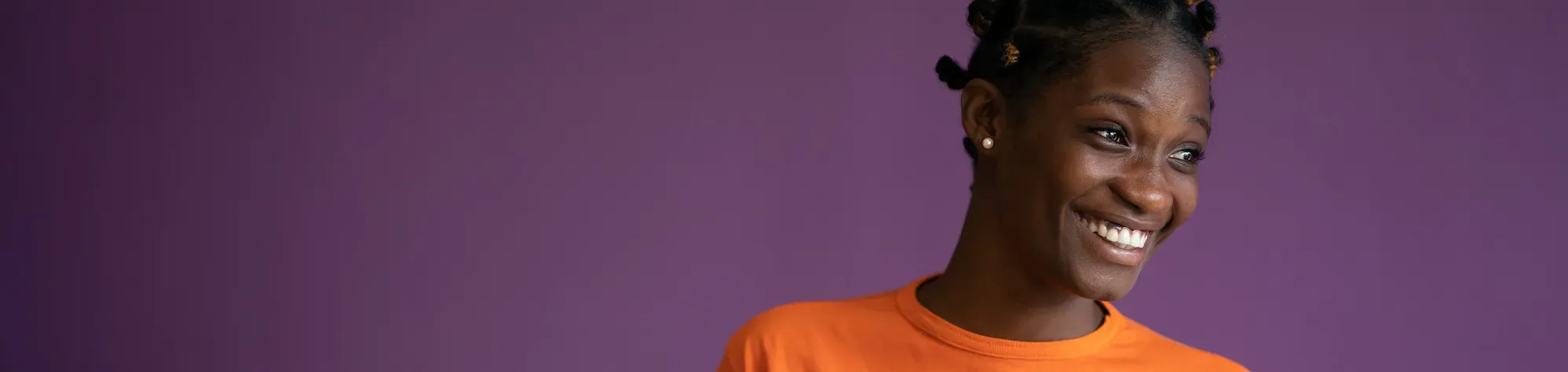 Photo d'une femme avec un tee-shirt Orange