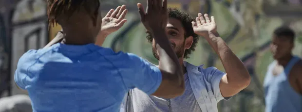 Photo de deux hommes se tapant dans les mains 