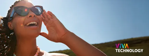 jeune femme souriante face au soleil cheveux au vent