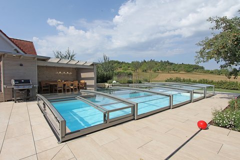 Die schienenlose Poolabdeckung erwärmt das Poolwasser 8-12 Grad, nur durch die Verwendung von Sonnenenergie.