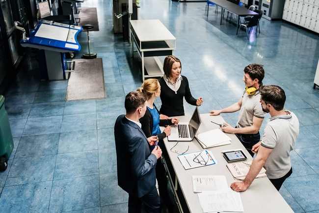 Treffen zwischen Ingenieuren in Fabrikhalle