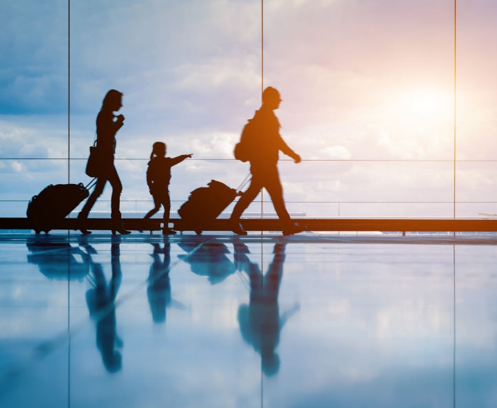 Image de personnes qui marchent dans un aéroport