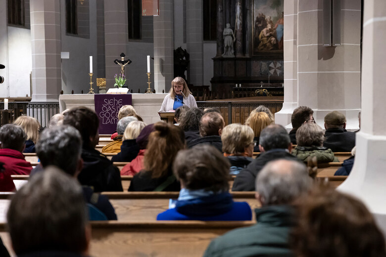 Staatsministerin Petra Köpping steht im Dom in Bautzen und spricht vor Publikum.