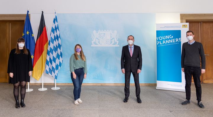 Staatsminister Hubert Aiwanger mit Teilnehmern an der Auftaktveranstaltung Young Planners am 08.03.2021