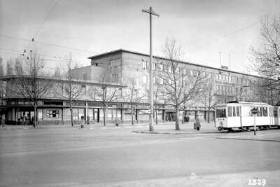 Die STOAG Straßenbahn vor einem Hotel