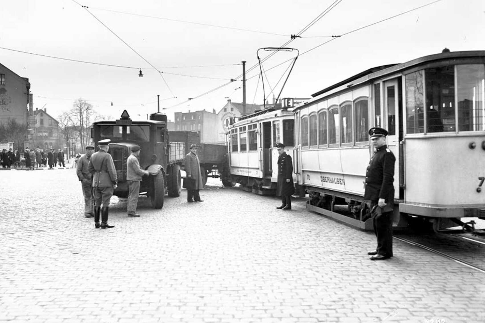 Personen vor STOAG Fahrzeugen