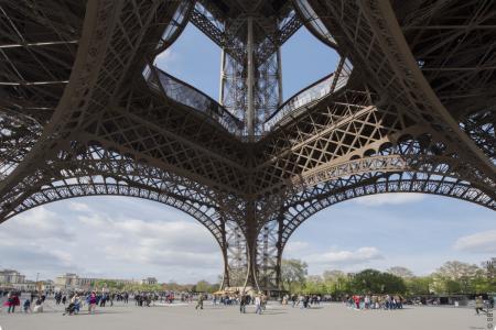 Tour Eiffel vue parvis pilier nord