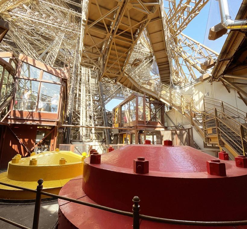 Vue sur les machineries de l'ascenseur du pilier est