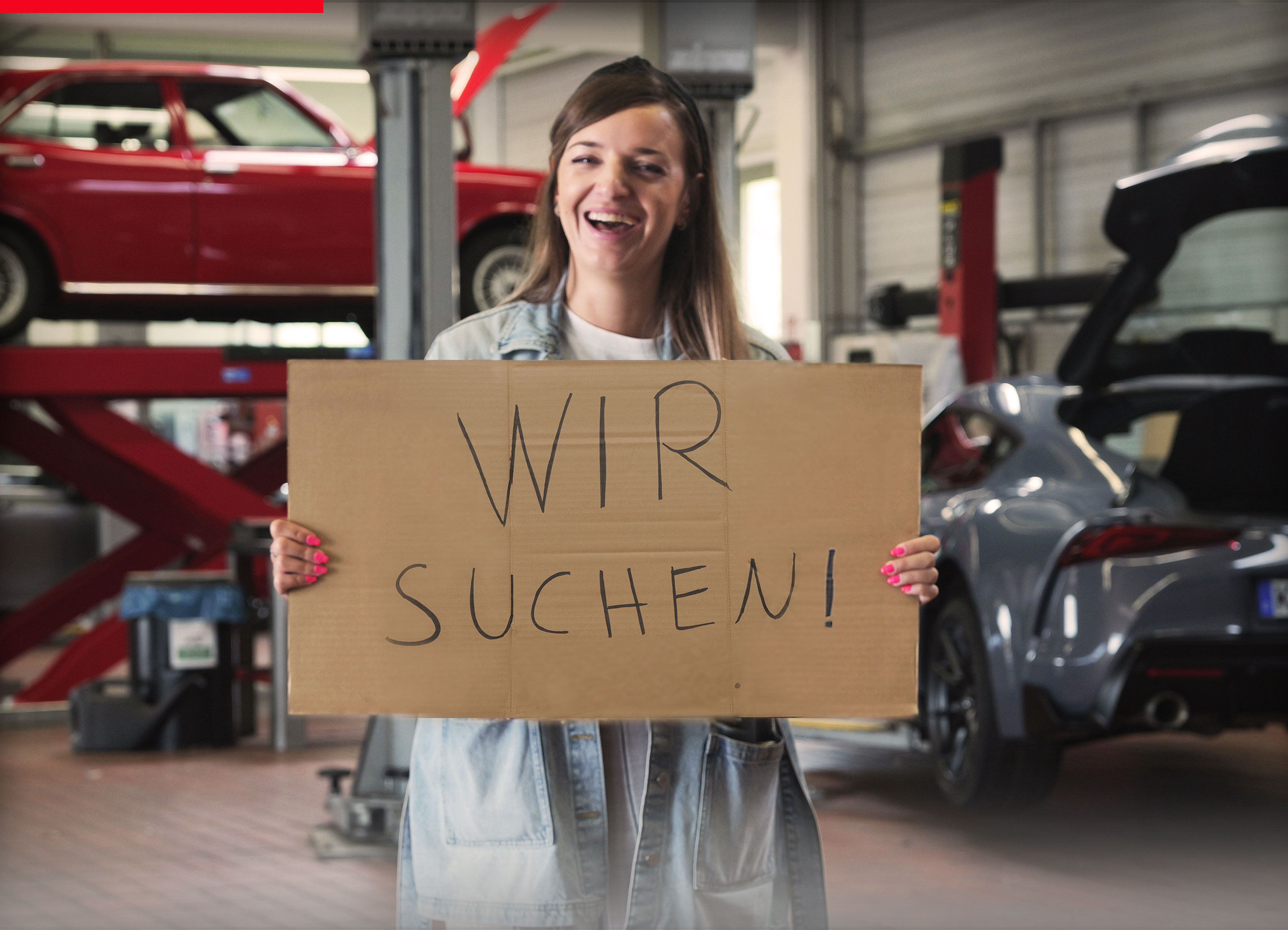 Azubi mit Schild in der Hand: Wir suchen dich