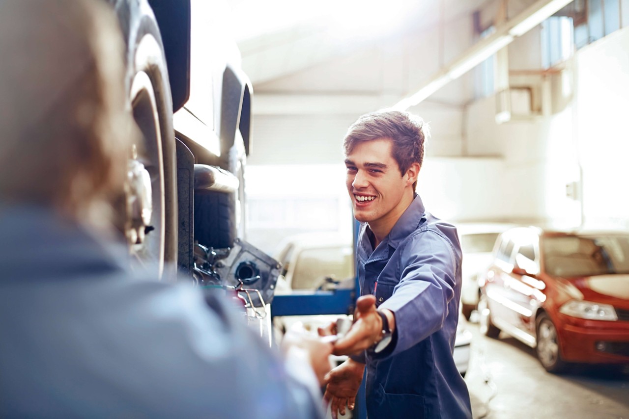 Mechaniker arbeitet an einem Auto