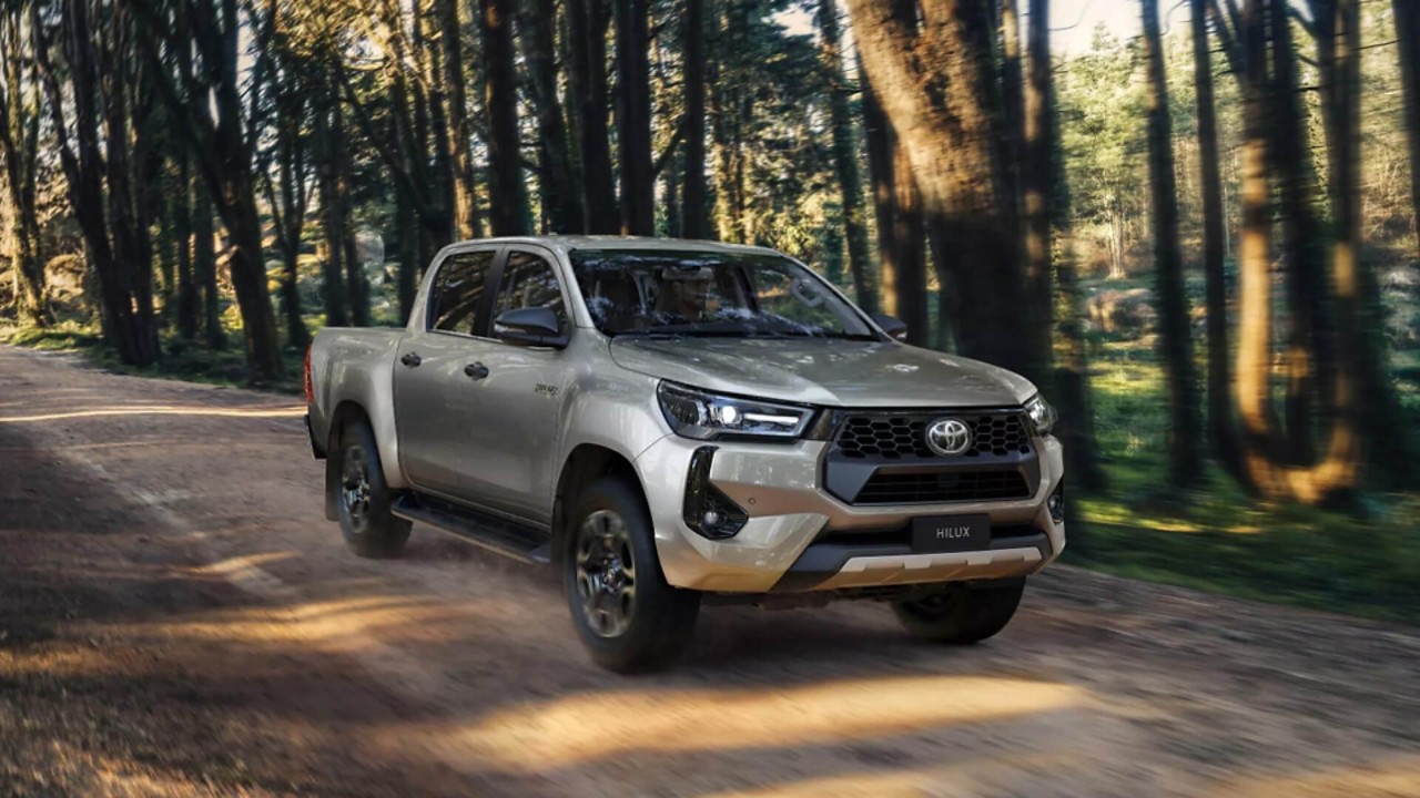 Toyota Pick-Up Truck fährt durch einen Wald