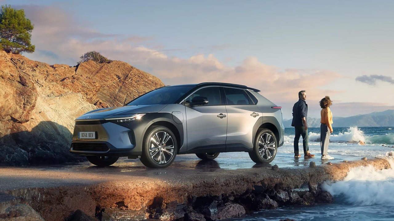 Toyota SUV parkt an felsigem Strand