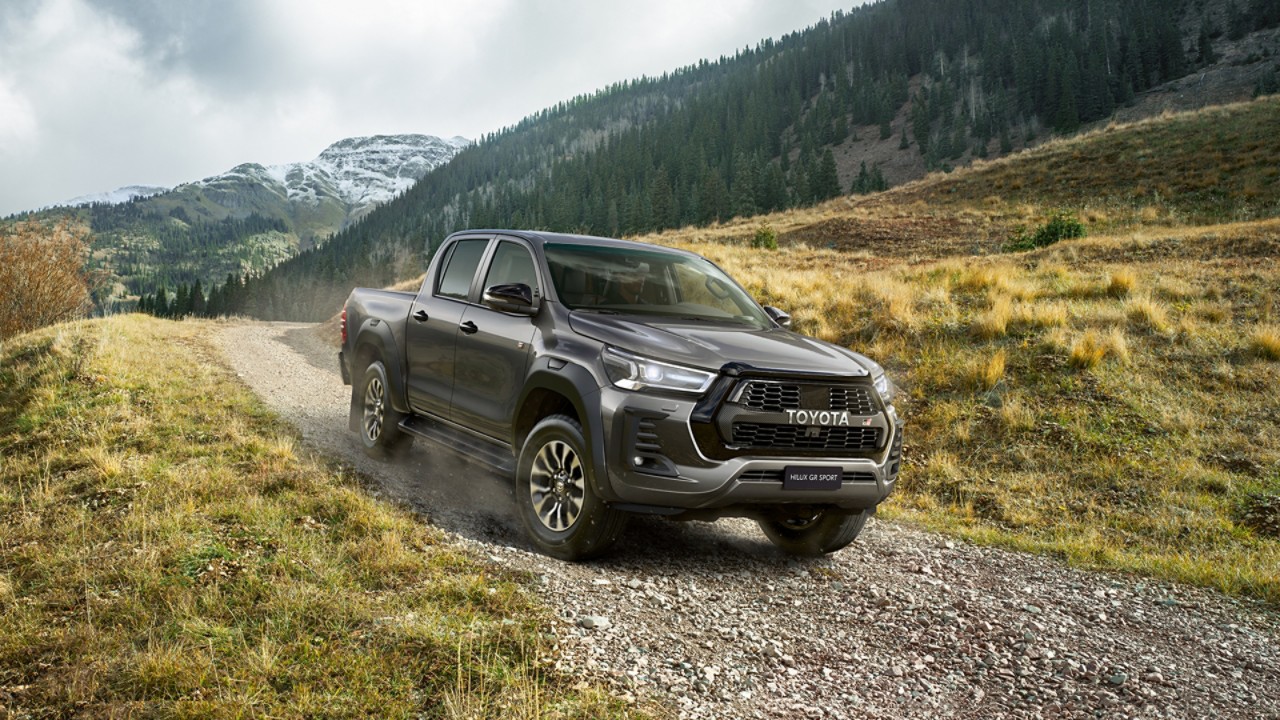 Toyota Hilux auf felsigem Untergrund