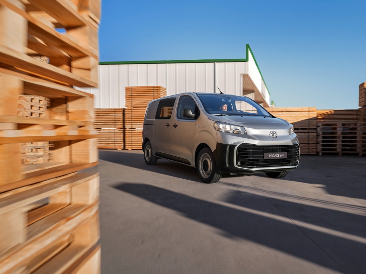 Toyota Proace zwischen Holzpaletten