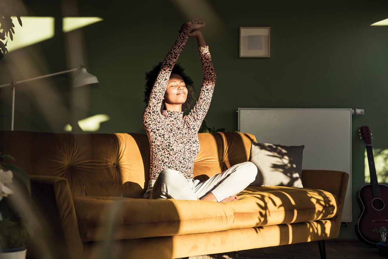 Femme s'étirant dans un fauteuil