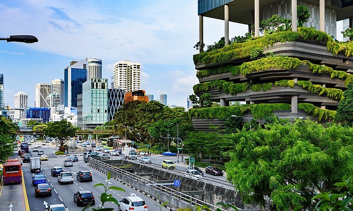 Straßenansicht in Singapur mit Autos und Gebäuden.