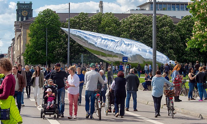 Besucher:innen des Kunstareal-Fest 2015 vor dem Hauptgebäude der TUM