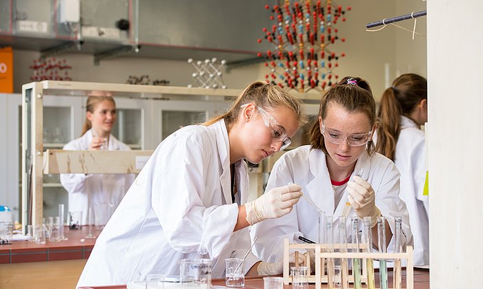 Schülerinnen experimentieren im Labor des Schülerforschungszentrums Berchtesgadener Land.