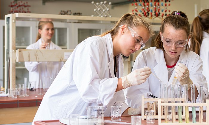 Schülerinnen experimentieren im Labor des Schülerforschungszentrums Berchtesgadener Land.