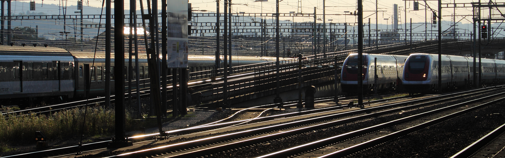 Dichtes Bahnnetz bei einem Schweizer Bahnhof