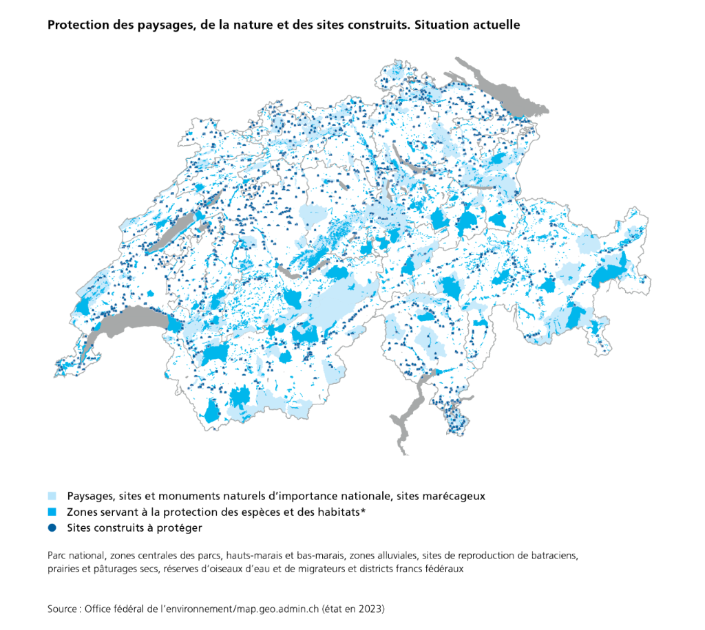 La carte montre les paysages, sites et monuments naturels d’importance nationale, les sites marécageux, les zones servant à la protection des espèces et des habitats, ainsi que les sites construits à protéger. Les inventaires des espaces naturels et des paysages comprennent environ un quart de la surface de la Suisse. L’Inventaire fédéral des sites construits d’importance nationale à protéger en Suisse, quant à lui, compte près de 1200 objets.