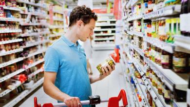 Mann mit Glas im Supermarkt