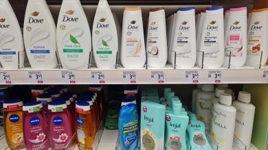 Mogelpackung: Dove Duschcreme und Pflegedusche im Regal (2024)