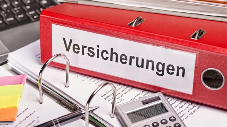 Roter Ordner mit Aufschrift Versicherungen