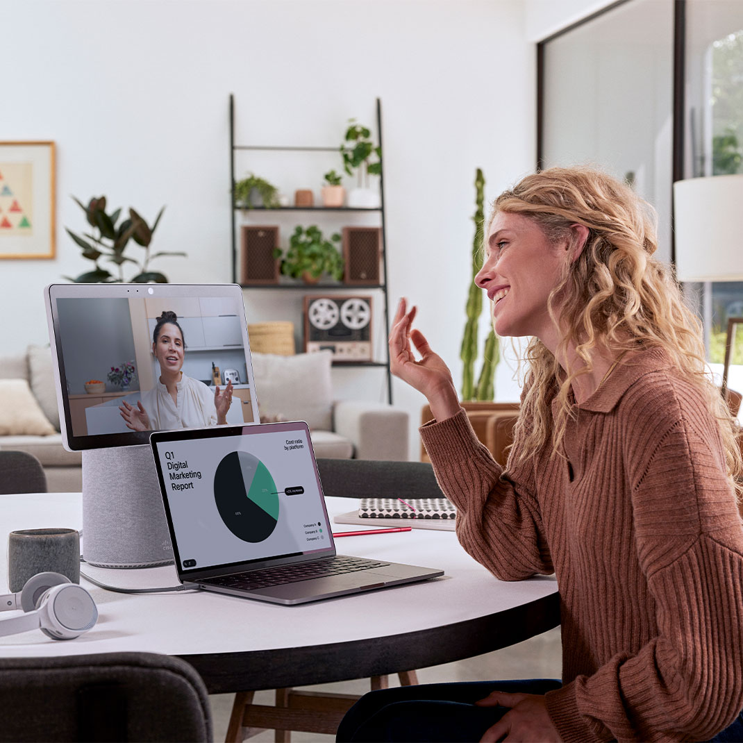 Colleagues in virtual meeting discuss report using Webex Desk Mini device.