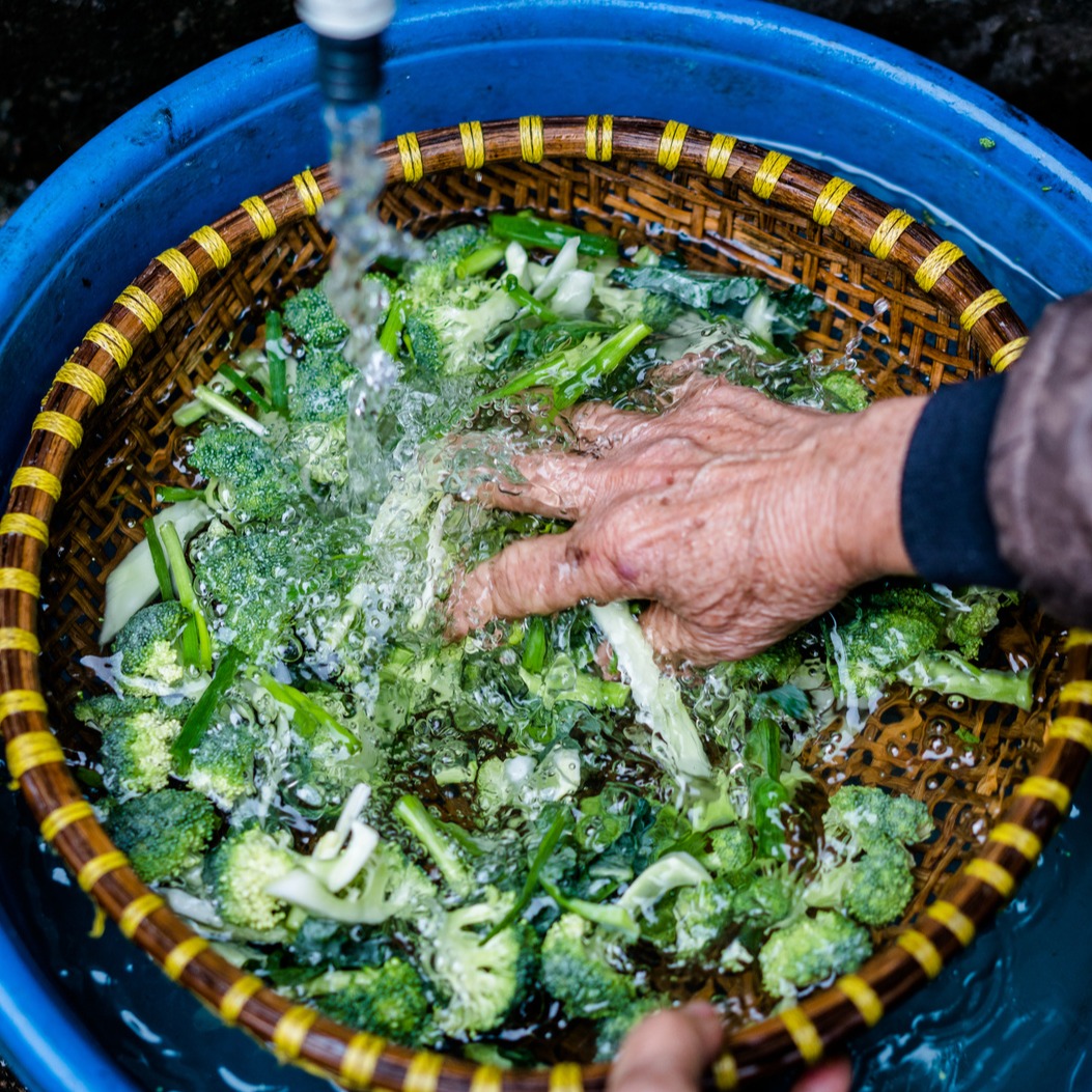 Washing vegetables