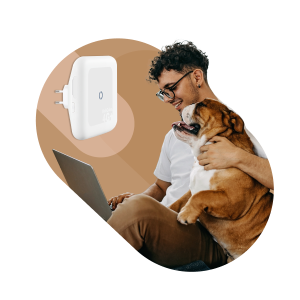 Immagine ragazzo con cane, modem e notebook - Offerta Windtre