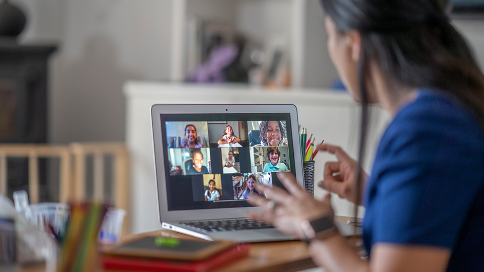 Conexión de una formadora con sus estudiantes por videoconferencia