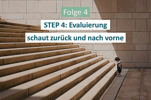 Kind steht vor einer Treppe und blickt nach unten