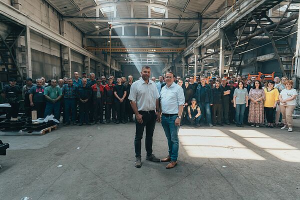 Auf dem Bild sieht man die  Belegschaft der Düvelsdorf Ukraine mit Jan Düvelsdorf (rechts) und Direktor Düvelsdorf Ukraine Andrej Denisenko (links) im Vordergrund.