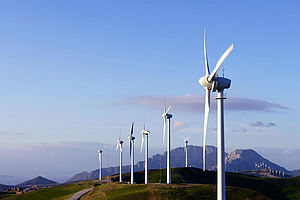 Windräder in Landschaft