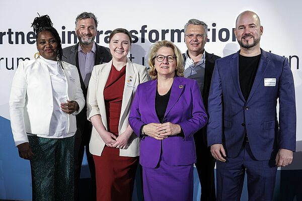 Auf dem Foto sieht man von links nach rechts Onejiru Arfmann (Future Female Africa), Michael Kursche (Krusche GmbH) Hanna Slobodyanyuk-Montavon (Mykolaiv Water Hubs), Svenja Schulze (BMZ) Davide Wedepohl (Bundesverband Errneuerbare Energien) Marcus Schwenke 