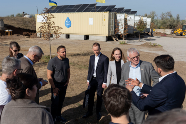 Das Bild zeigt Jochen Flasbarth, Staatssekretär im Bundesministerium für wirtschaftliche Zusammenarbeit und Entwicklung, Martin Jäger, Deutscher Botschafter Ukraine mit Vertreter:innen der Boreal Light GmbH sowie Verantwortlichen aus Mykolajiw.