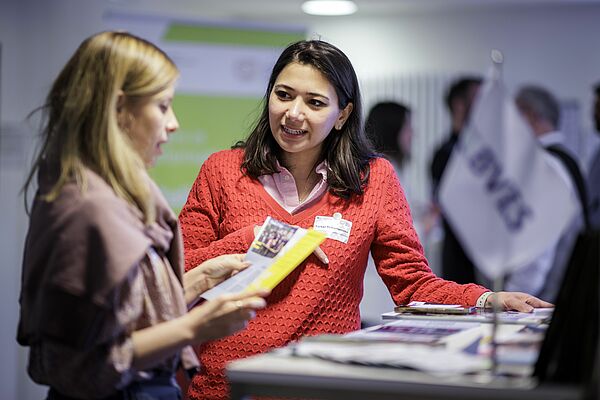 Auf dem Foto sieht man: Ekaterina Léaustic (Messe Augsburg) und Turkan Maharramova (Bundesverband Energiespeichersysteme e.V.) (v.l.)