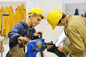 Zwei Männer Arbeit Werkstatt