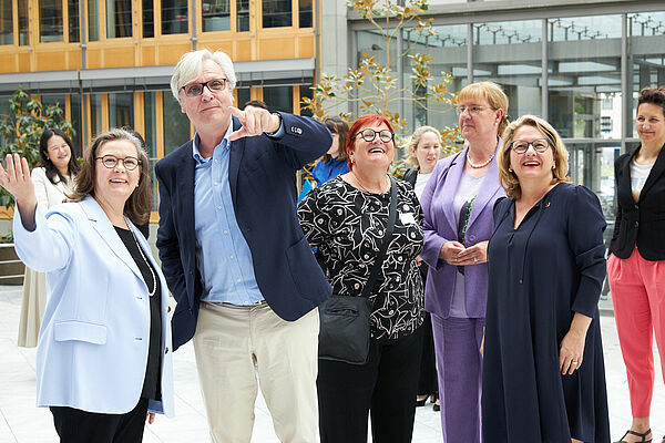 Auf dem Foto sind folgende Personen auf dem Women Empowerment Principles Forum zu sehen, von links nach rechts: Kirsi Madi (UN Women Sprecherin), Martin Wansleben (Hauptgeschäftsführer der DIHK) , Elke Ferner, (Vorstandsvorsitzende von UN Women Deutschland, Vorstand - UN Women Deutschland), Kirsten Schoder-Steinmüller (DIHK-Vizepräsidentin und Geschäftsführende Gesellschafterin der Schoder GmbH ), Bundesentwicklungsministerin Svenja Schulze, Julia Arnold (Referatsleiterin Business Women IHK und Netzwerkkommunikation Gesundheitswirtschaft, Beschäftigung, Organisationsentwicklung)