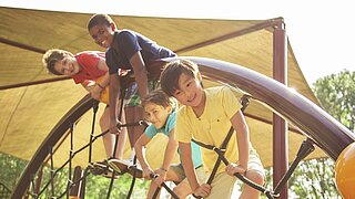 Kinder spielen auf einem Spielplatz