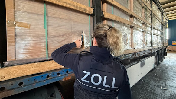 Zöllnerin kontrolliert verpackte Tabakwaren